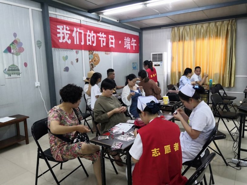 信阳市中医院巧手做香囊 安康端午节
