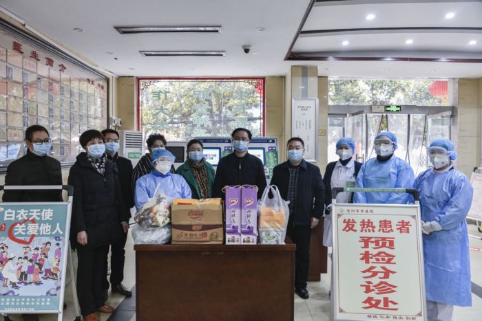党旗飘扬，专项党费温暖抗“疫”先锋