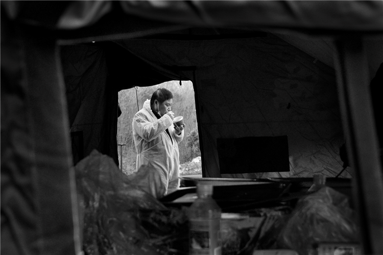 热烈祝贺我院超声科龚新同志拍摄的《抗疫有我（组）》在第五届全国医务人员摄影大展中脱颖而出、成功入展