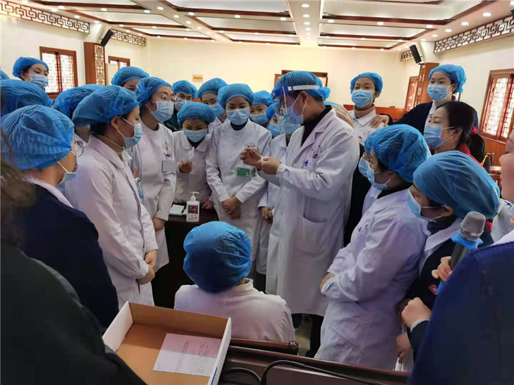 信阳市中医院开展新冠肺炎核酸采样及防护服穿脱技术培训