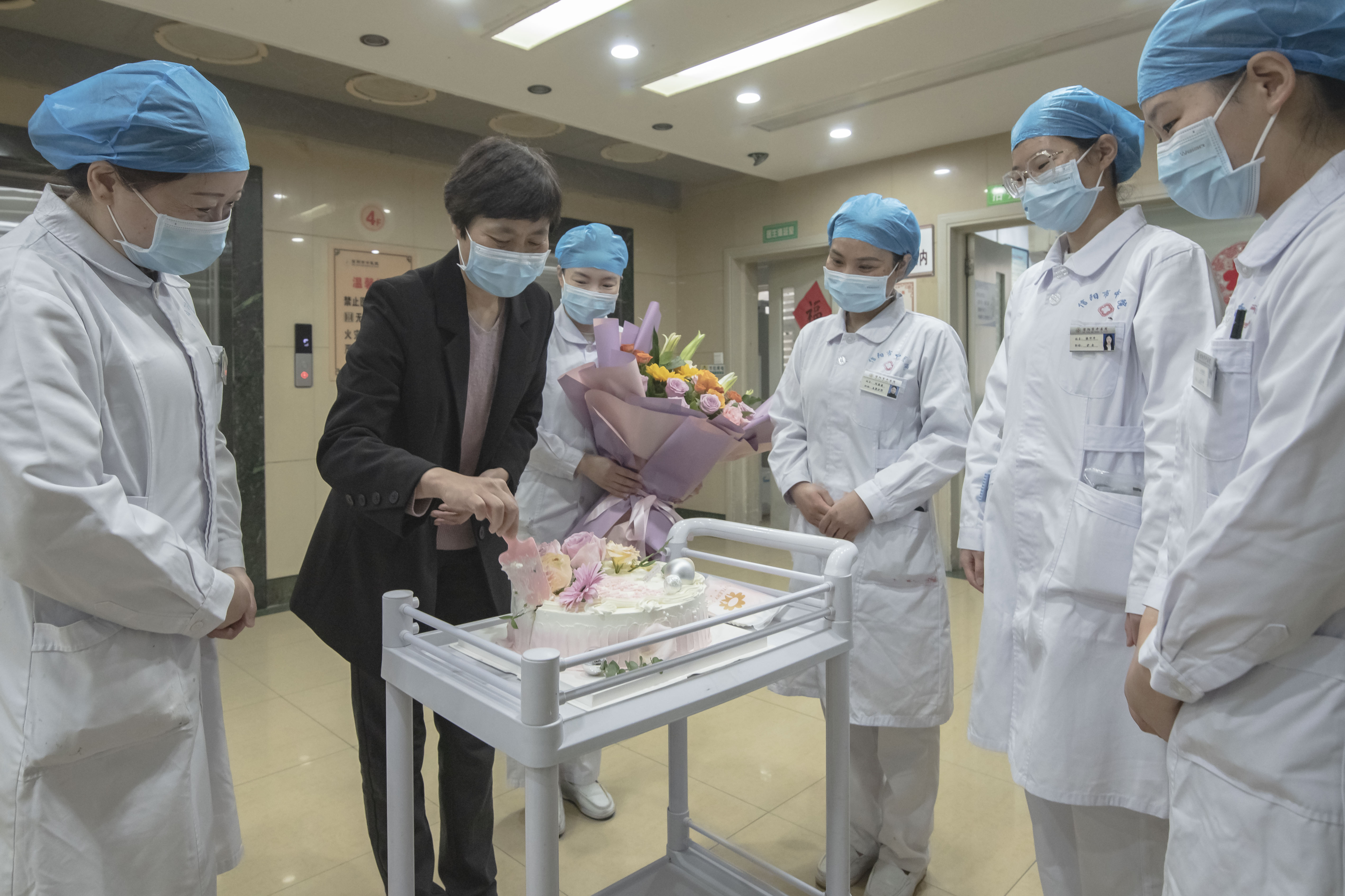 鲜花赠天使 蛋糕寄温情：5.12护士节,市中医院慰问一线护理工作者