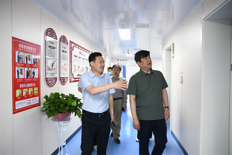 河南省卫健委二级巡视员张健锋一行莅临我院指导工作